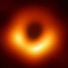 První skutečná fotografie černé díry