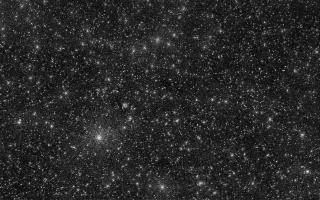 Bílé tečky na této obloze nejsou hvězdy, jedná se o mapu černých děr